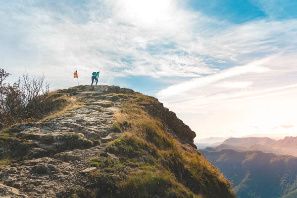 Vrouwelijke Reiziger Wandelend Bergen Avontuur Alleen Reizen Levensstijl Wanderlust Avontuur — Stockfoto