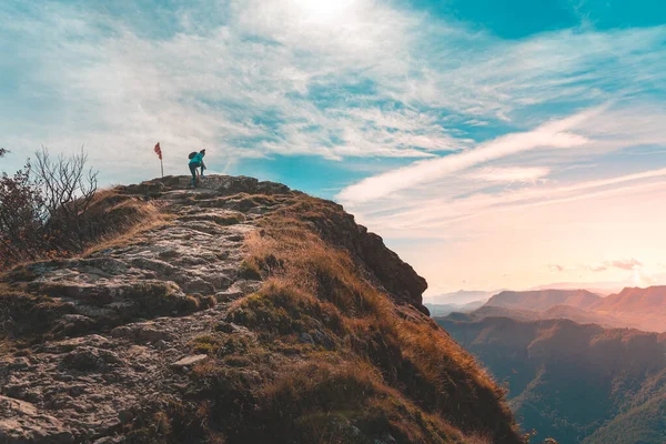 Mulher Viajante Caminhando Nas Montanhas Aventura Solo Viajando Estilo Vida — Fotografia de Stock