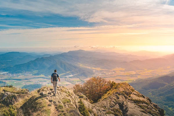 Beau Jeune Homme Voyageur Randonnée Montagne Aventure Solo Voyage Mode — Photo