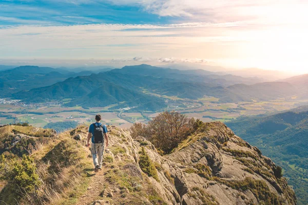 Knappe Jonge Man Reiziger Wandelen Bergen Avontuur Alleen Reizen Levensstijl — Stockfoto