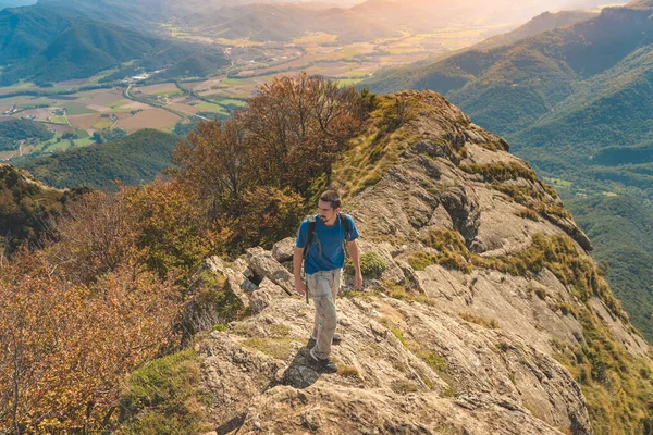 Knappe Jonge Man Reiziger Wandelen Bergen Avontuur Alleen Reizen Levensstijl — Stockfoto