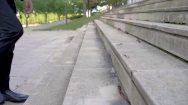 Modern bir iş adamı modern bir şehirde merdivenlerden inip çıkıyor. Ofiste aceleyle çalışmak için yoğun bir saatte. İşteki ilk sabah boyunca. Merdiven.