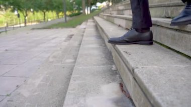 Modern bir iş adamı modern bir şehirde merdivenlerden inip çıkıyor. Ofiste aceleyle çalışmak için yoğun bir saatte. İşteki ilk sabah boyunca. Merdiven.