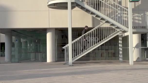 Hombre Negocios Moderno Que Trabaja Subiendo Bajando Las Escaleras Ciudad — Vídeos de Stock