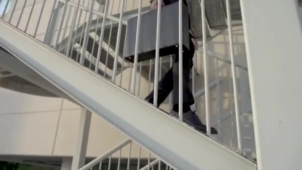 Hombre Negocios Moderno Que Trabaja Subiendo Bajando Las Escaleras Ciudad — Vídeos de Stock