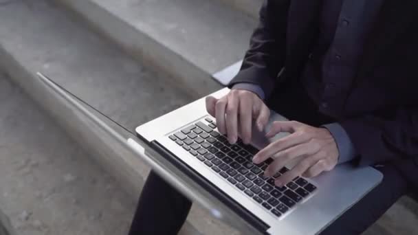 Bonito Jovem Empresário Sentado Nas Escadas Livre Trabalhando Com Seu — Vídeo de Stock