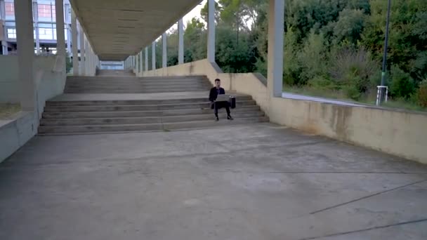 Bonito Jovem Empresário Sentado Nas Escadas Livre Trabalhando Com Seu — Vídeo de Stock