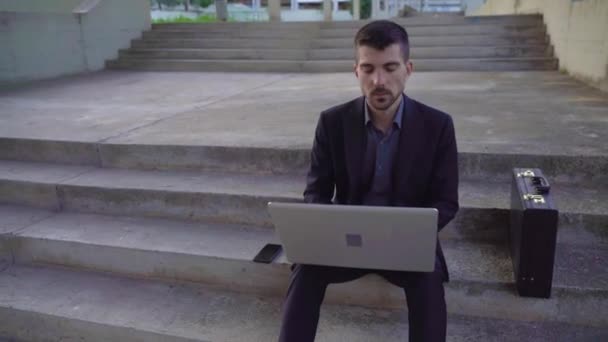 Bonito Jovem Empresário Sentado Nas Escadas Livre Trabalhando Com Seu — Vídeo de Stock