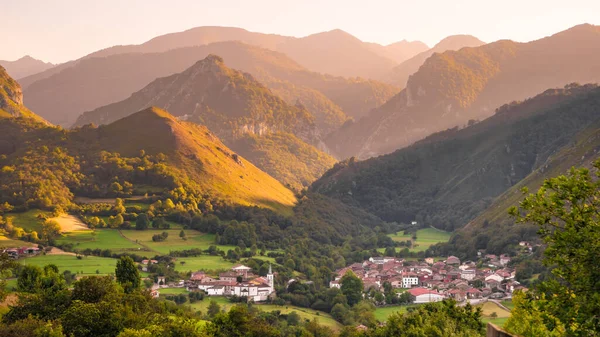 Luchtfoto Van Een Prachtige Herfstzonsopgang Verbazingwekkend Landschap Van Bergdal Een — Stockfoto