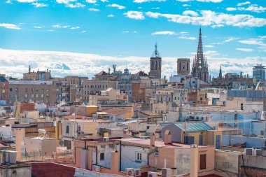 Barcelona, İspanya 'nın panoramik manzarası. Güneşli bir günde tepeden tırnağa şehir. Şehirdeki temiz hava kirliliği. Barselona 'da güzel bir gün. Nadir bir bakış açısı. En üstten..