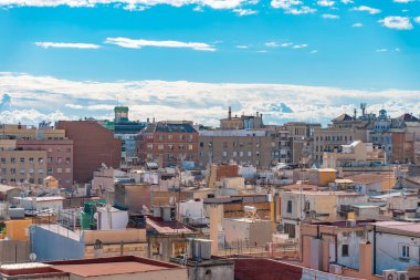 Barcelona, İspanya 'nın panoramik manzarası. Güneşli bir günde tepeden tırnağa şehir. Şehirdeki temiz hava kirliliği. Barselona 'da güzel bir gün. Nadir bir bakış açısı. En üstten..