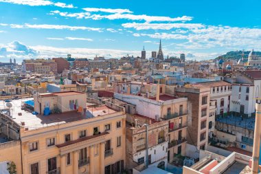 Barcelona, İspanya 'nın panoramik manzarası. Güneşli bir günde tepeden tırnağa şehir. Şehirdeki temiz hava kirliliği. Barselona 'da güzel bir gün. Nadir bir bakış açısı. En üstten..