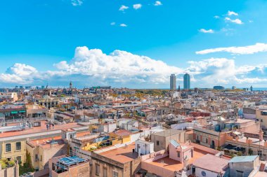 Barcelona, İspanya 'nın panoramik manzarası. Güneşli bir günde tepeden tırnağa şehir. Şehirdeki temiz hava kirliliği. Barselona 'da güzel bir gün. Nadir bir bakış açısı. En üstten..