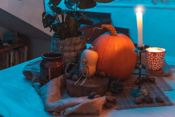 Zucca Halloween Con Candela Accesa Tavolo Scheletro Candele Noci Teal — Foto Stock