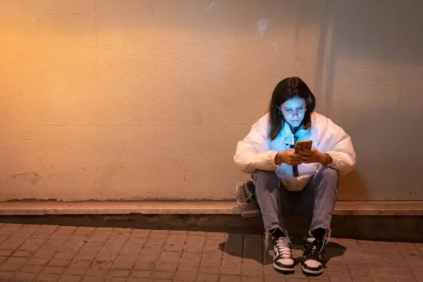 Hermosa Mujer Joven Usando Teléfono Sentado Calle Ciudad Nocturna Esperando — Foto de Stock