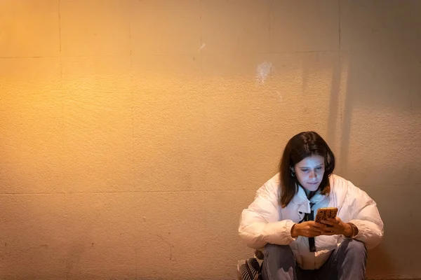 Vacker Ung Kvinna Använder Sin Telefon Sitter Natten Stadsgatan Väntar — Stockfoto