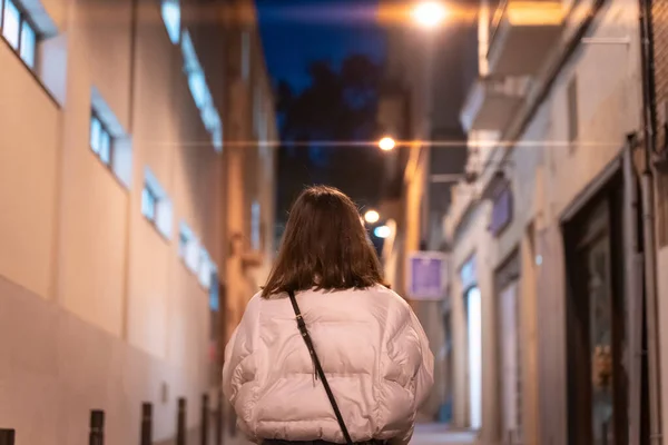 Mulher Bonita Parte Trás Andando Rua Cidade Noite Sozinho Perseguidor — Fotografia de Stock