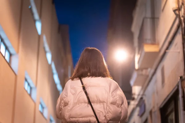 Mulher Bonita Parte Trás Andando Rua Cidade Noite Sozinho Perseguidor — Fotografia de Stock