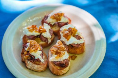 Güneşli bir günde İspanyol mezeleri ve açık havada pinholar. Lezzetli yemek..