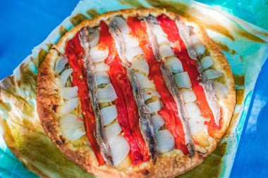 Güneşli bir günde İspanyol mezeleri ve açık havada pinholar. Lezzetli yemek..