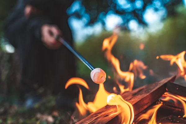 Belle Femme Griller Des Guimauves Dans Feu Camp Automne Pendant — Photo