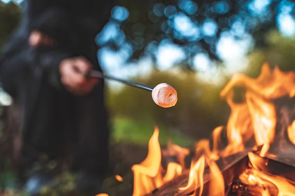 Belle Femme Griller Des Guimauves Dans Feu Camp Automne Pendant — Photo