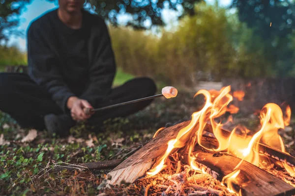 Piękna Kobieta Toastująca Pianki Jesiennym Ognisku Obozowym Podczas Zachodu Słońca — Zdjęcie stockowe