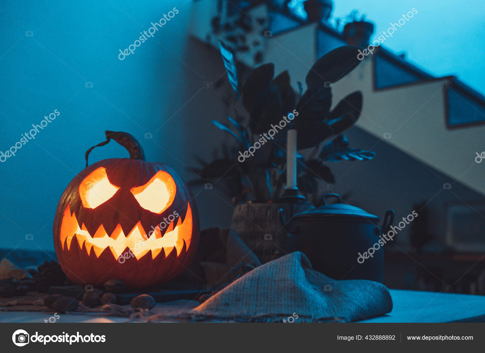 Cara Abóbora Assustadora Halloween Com Vela Acesa Uma Mesa Noite fotos,  imagens de © Deliris #432888892