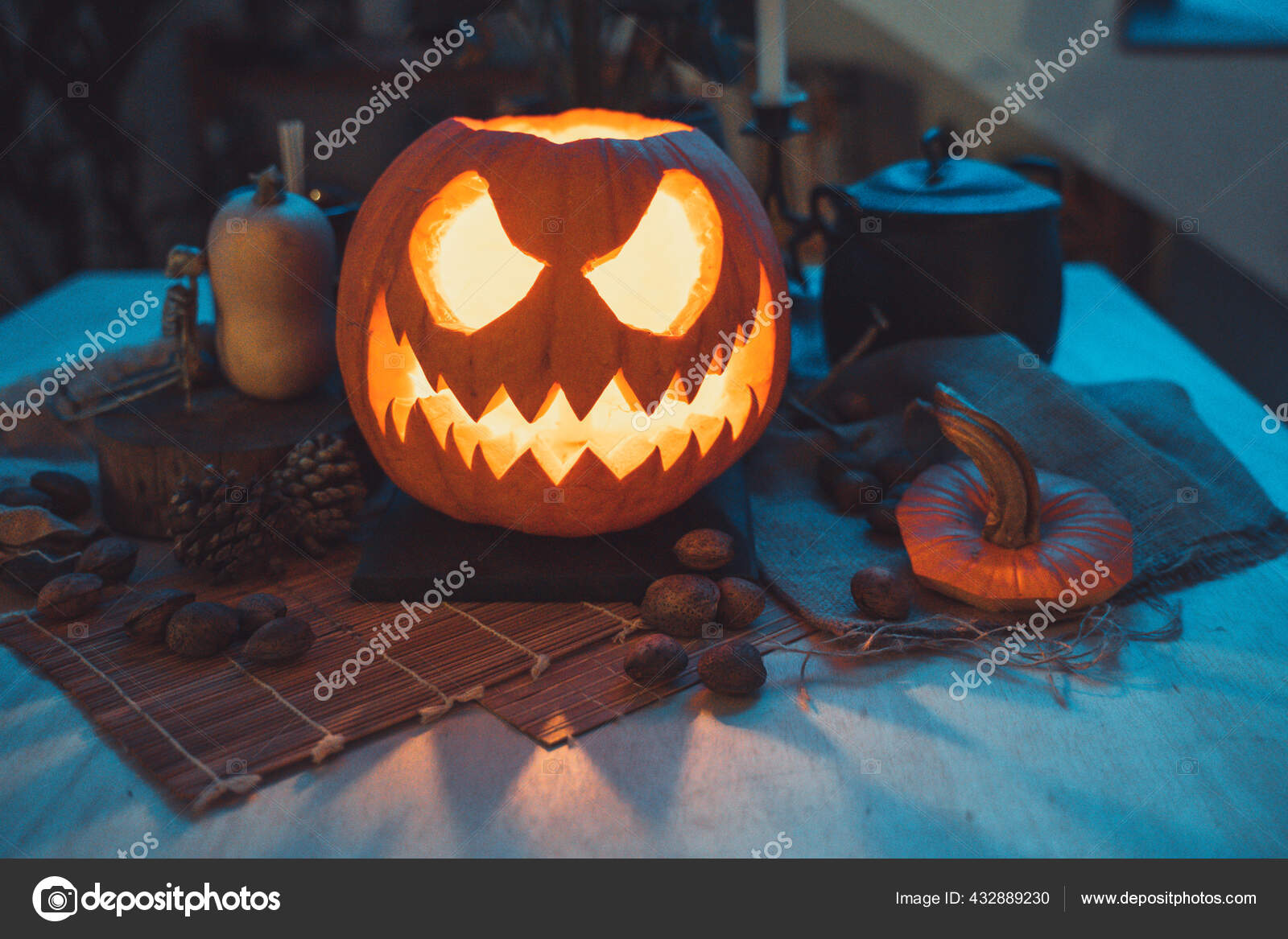 Cara Abóbora Assustadora Halloween Com Vela Acesa Uma Mesa Noite fotos,  imagens de © Deliris #432888892