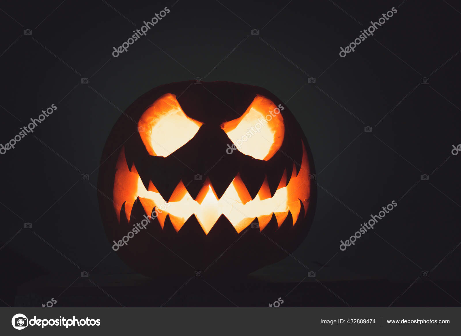 Abóbora de halloween com cara assustadora