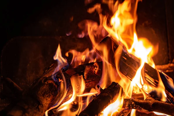 Ciepły Przytulny Kominek Nocy Czarnym Tłem Autentyczny Ogień Ciepłych Kolorach — Zdjęcie stockowe