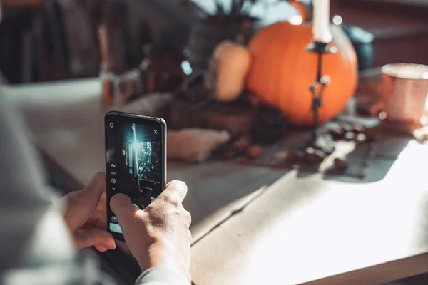 Mujer Tomando Una Foto Con Teléfono Una Calabaza Halloween Con — Foto de Stock