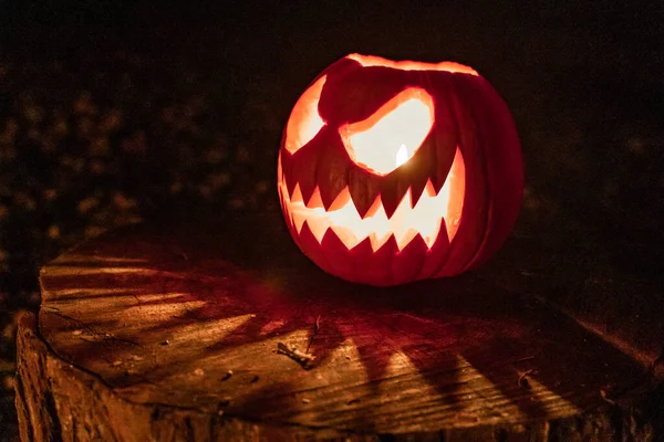 Twarz Dyni Halloween Zapaloną Świecą Obóz Strażacki Tle Straszna Twarz — Zdjęcie stockowe