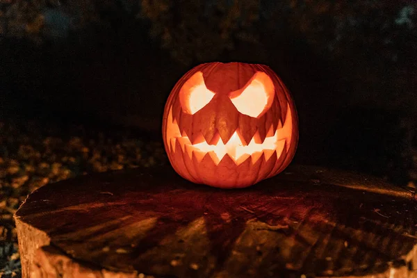 Twarz Dyni Halloween Zapaloną Świecą Obóz Strażacki Tle Straszna Twarz — Zdjęcie stockowe