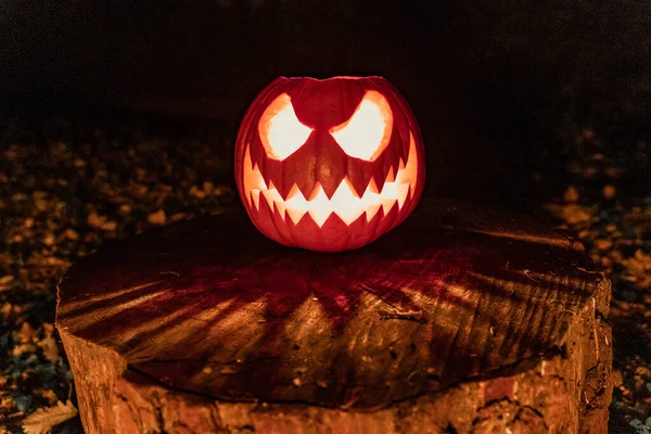 Halloween Tök Arc Gyertyagyújtással Tűzoltó Tábor Háttérben Kísérteties Arc Tűz — Stock Fotó
