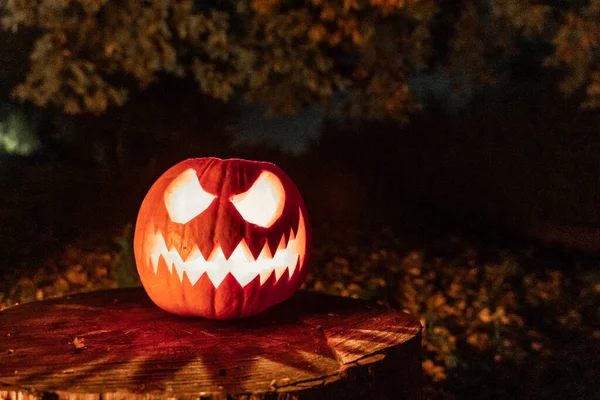 Cara Abóbora Halloween Com Vela Acesa Acampamento Fogo Fundo Cara — Fotografia de Stock