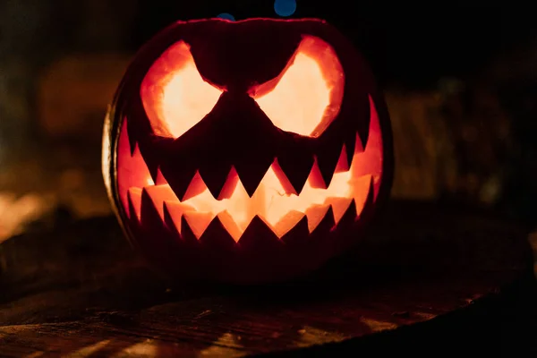 Twarz Dyni Halloween Zapaloną Świecą Obóz Strażacki Tle Straszna Twarz — Zdjęcie stockowe