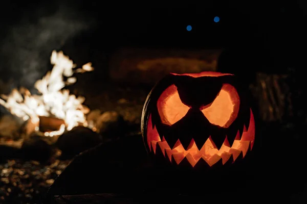 Cara Abóbora Halloween Com Vela Acesa Acampamento Fogo Fundo Cara — Fotografia de Stock