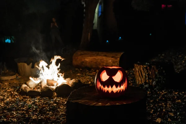 Față Dovleac Halloween Lumânare Aprinsă Tabără Pompieri Fundal Față Spumoasă — Fotografie, imagine de stoc