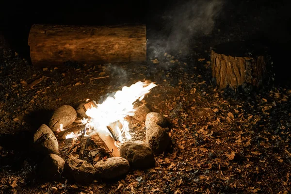 Ciepły Przytulny Kominek Zewnątrz Nocy Czarnym Tłem Autentyczny Ogień Ciepłych — Zdjęcie stockowe