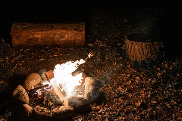 Cheminée Extérieure Chaude Confortable Nuit Avec Fond Noir Feu Authentique — Photo