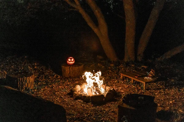 Cara Calabaza Halloween Con Vela Encendida Campamento Fuego Fondo Cara — Foto de Stock