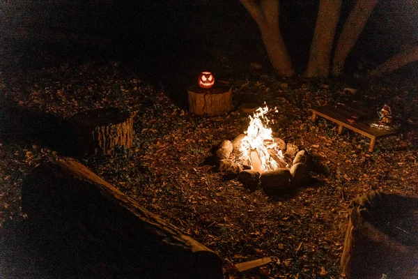 Cara Calabaza Halloween Con Vela Encendida Campamento Fuego Fondo Cara — Foto de Stock