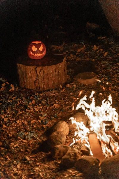 Halloween Kürbisgesicht Mit Brennender Kerze Und Lagerfeuer Hintergrund Grusel Gesicht — Stockfoto