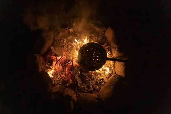 Cozinhar Castanhas Uma Fogueira Quente Aconchegante Floresta Lagoa Fogo Férias — Fotografia de Stock