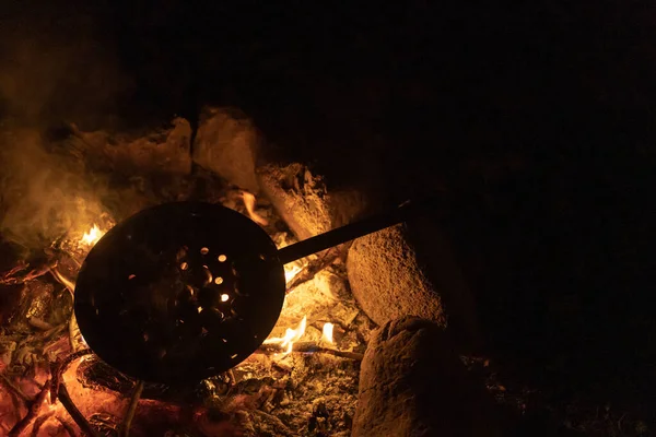 Cuire Les Châtaignes Dans Feu Camp Chaleureux Confortable Dans Forêt — Photo