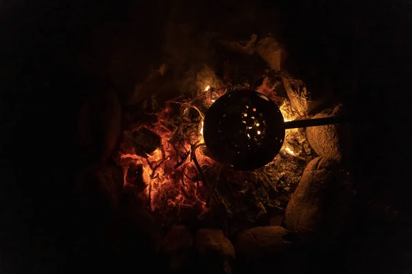 Cocinar Castañas Una Cálida Acogedora Fogata Bosque Estanque Fuego Vacaciones — Foto de Stock