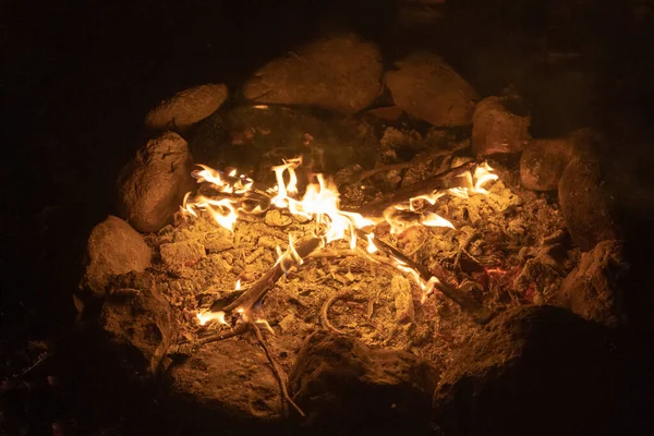 Ciepły Przytulny Kominek Zewnątrz Nocy Czarnym Tłem Autentyczny Ogień Ciepłych — Zdjęcie stockowe