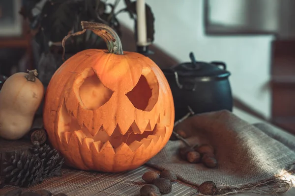 Cara Abóbora Assustadora Halloween Com Vela Acesa Uma Mesa Luz — Fotografia de Stock