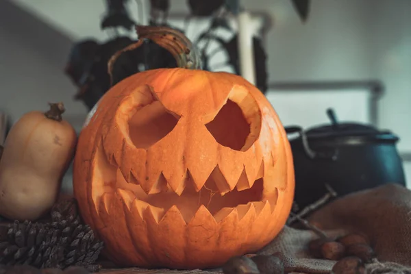 Cara Abóbora Assustadora Halloween Com Vela Acesa Uma Mesa Luz — Fotografia de Stock